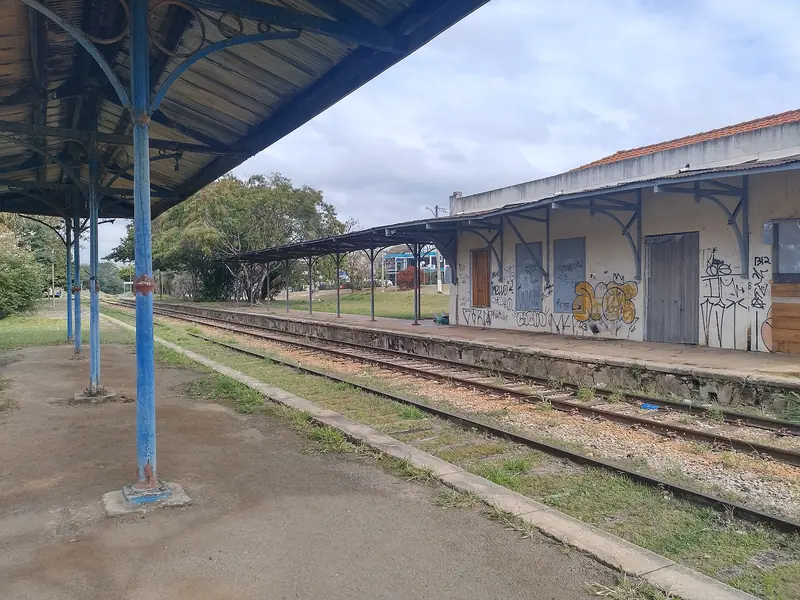 Antiga estação ferroviária de Vinhedo (SP) e a plataforma de trilhos