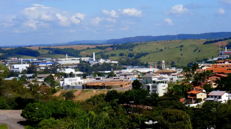 Vista panorâmica da cidade de Vinhedo (SP) com morros ao fundo